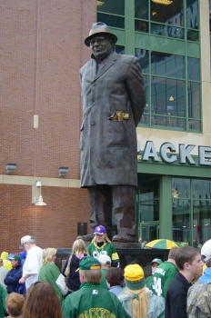 packlionslam032.JPG (19033 bytes)